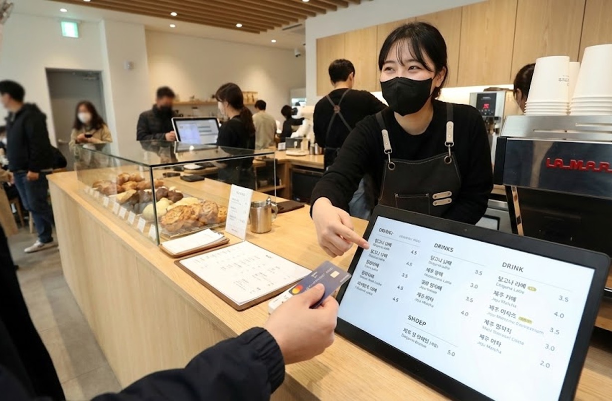 Essential Korean Phrases for a Café (With Hangeul & Pronunciation)