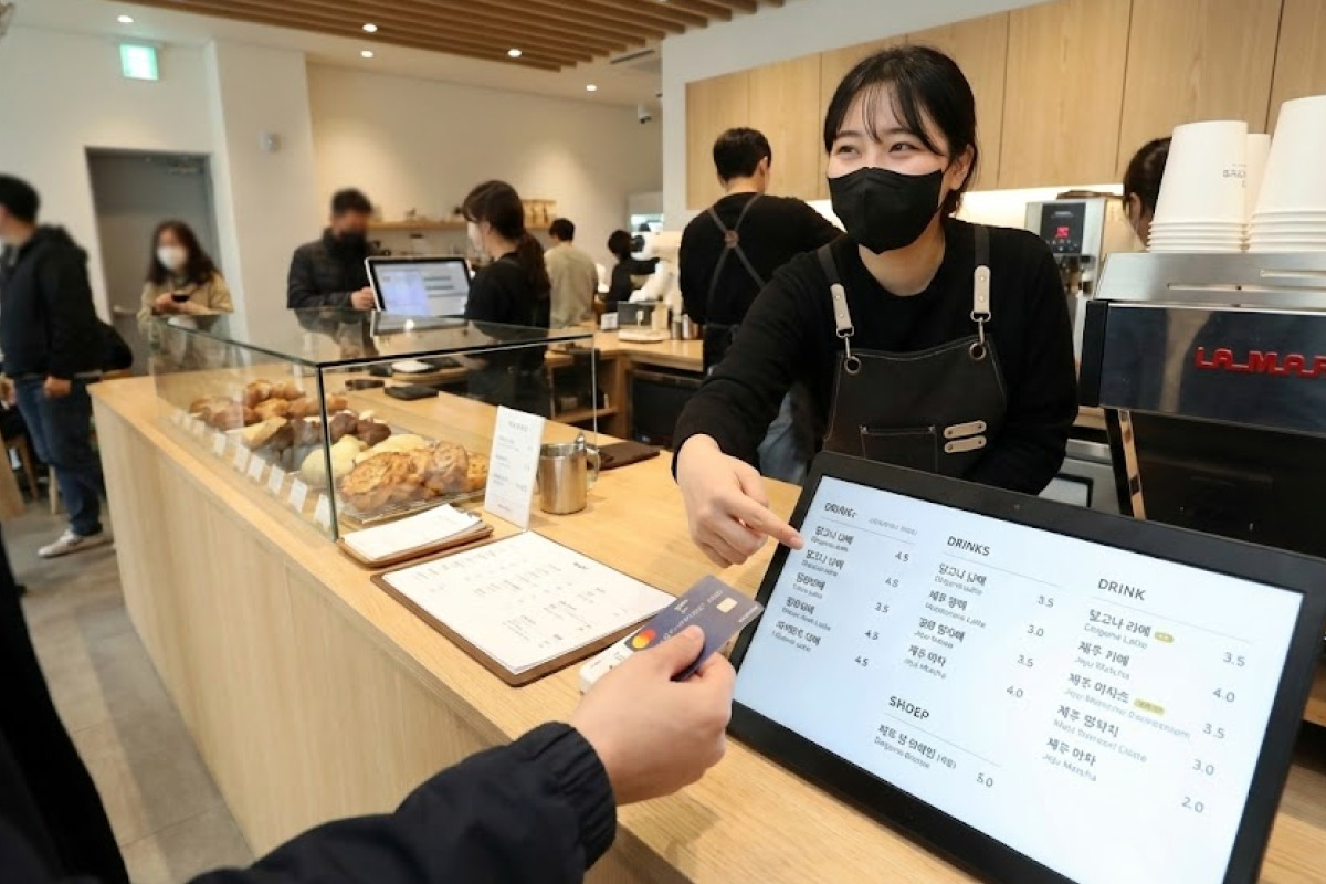 Essential Korean Phrases for a Café (With Hangeul & Pronunciation)